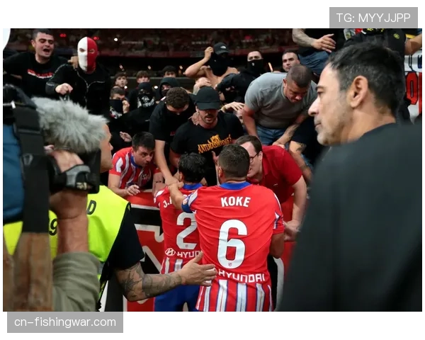 场边花絮:极端天气致马赛对阵勒沃库森比赛一度中断,球迷滞留看台 场边花絮:极端天气致马赛对阵勒沃库森比赛一度中断,球迷滞留看台